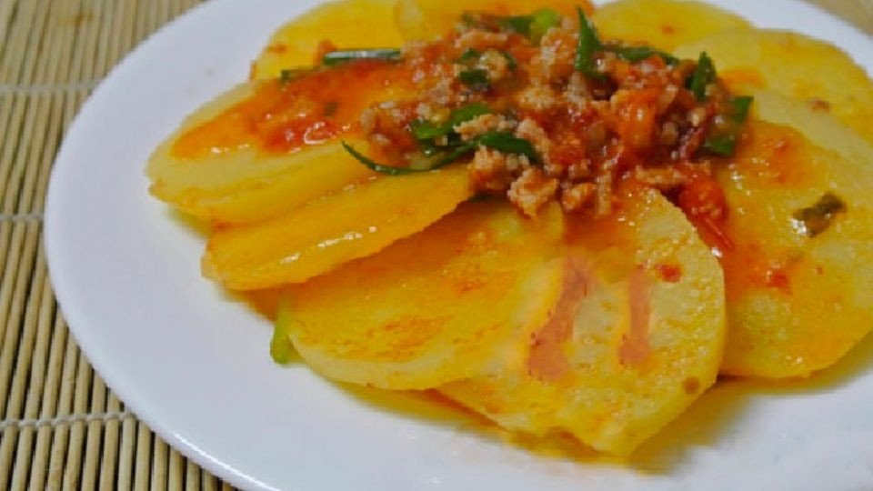 Món khoai tây xào thịt băm nóng hổi, thơm ngon, bổ dưỡng