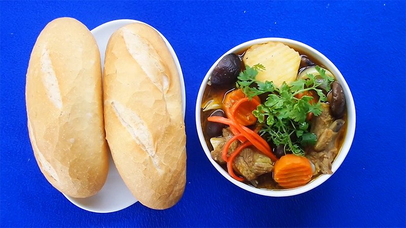 Món lagu bánh mì thành phẩm với sườn và rau củ hấp dẫn