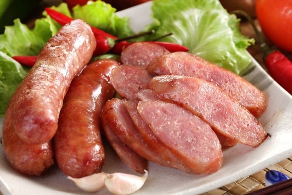 Món lạp xưởng chiên vàng giòn trong bữa ăn gia đình