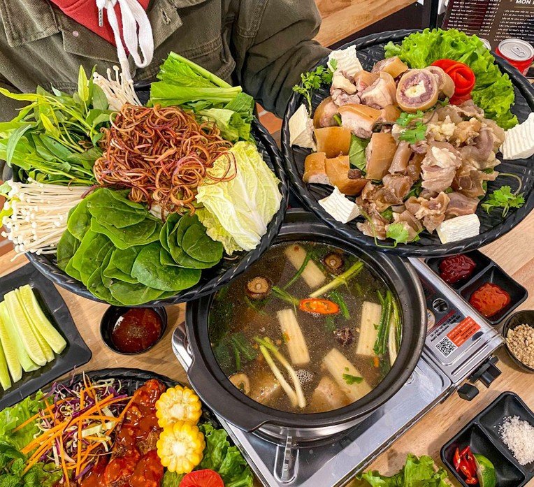 Cách Nấu Lẩu Đuôi Bò Đơn Giản Tại Nhà Thơm Ngon Chuẩn Vị món lẩu đuôi bò nóng hổi hấp dẫn