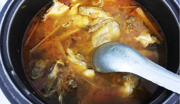 Món lẩu gà thái chua cay nóng hổi, sẵn sàng để thưởng thức