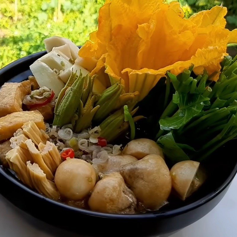 Món lẩu mắm chay thành phẩm với đầy đủ rau, đậu hũ