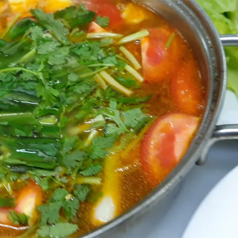 Món lẩu mực tươi đã hoàn thành, màu sắc bắt mắt và hương vị tuyệt hảo