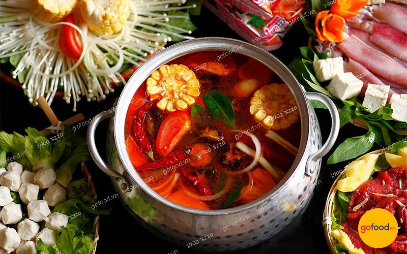 Món lẩu Thái chua cay thập cẩm với nhiều topping tươi ngon
