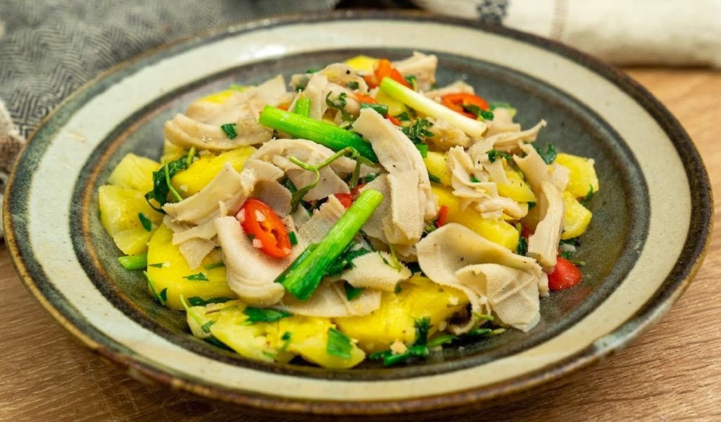 Món lòng bò xào dứa thơm ngon, mềm dai hấp dẫn cho bữa cơm gia đình.