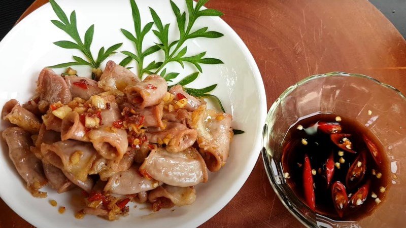 Món lòng heo xào tỏi ớt thơm lừng, giòn ngon