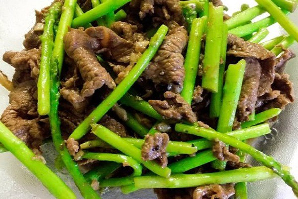 Món măng tây xào thịt bò nóng hổi đã hoàn thành