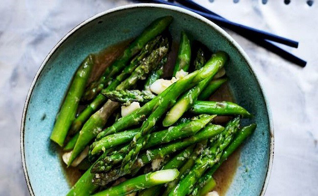 Món măng tây xào tỏi thanh đạm đã hoàn thành