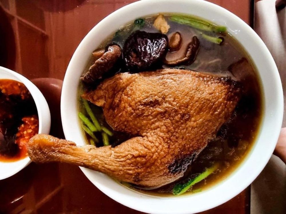 Món mì vịt tiềm Phúc Hậu được chế biến theo phong cách truyền thống