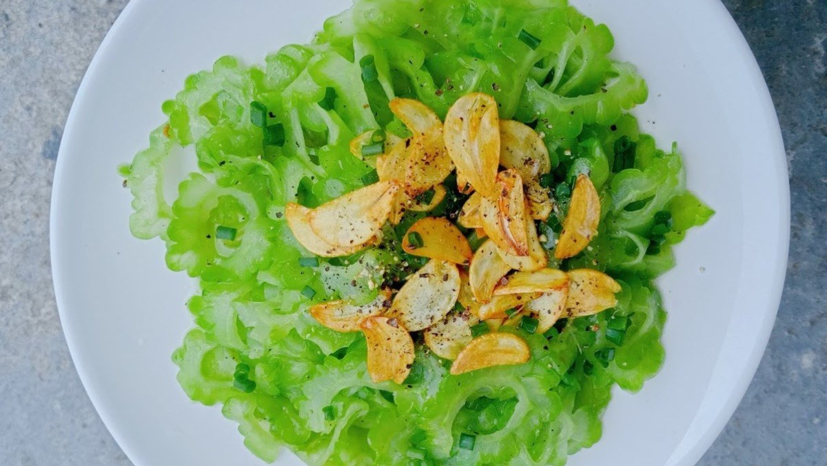 Món mướp đắng xào tỏi thơm ngon