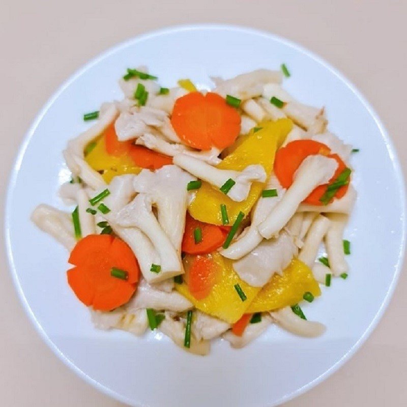 Món nấm bào ngư xào chay đã hoàn thành, sẵn sàng thưởng thức