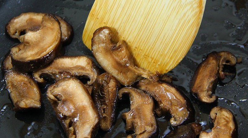 Món nấm đông cô xào bơ tỏi thơm lừng, hấp dẫn