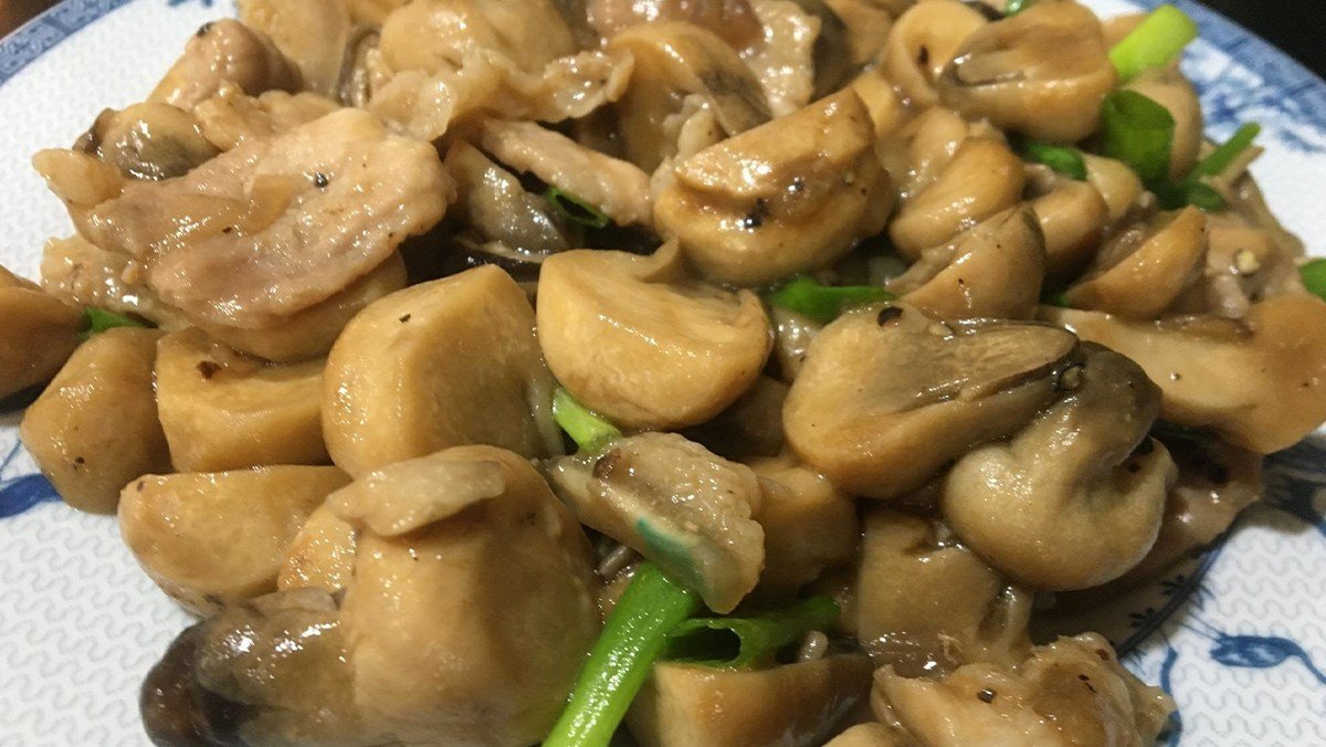 Món nấm rơm xào thịt lợn đã hoàn thành thơm ngon