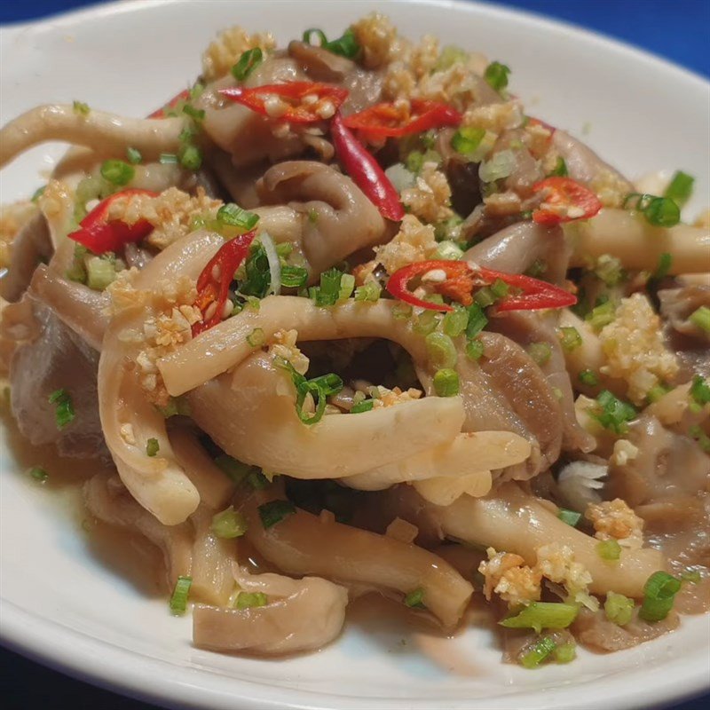 Món nấm sò trắng xào tỏi thành phẩm, thơm ngon hấp dẫn