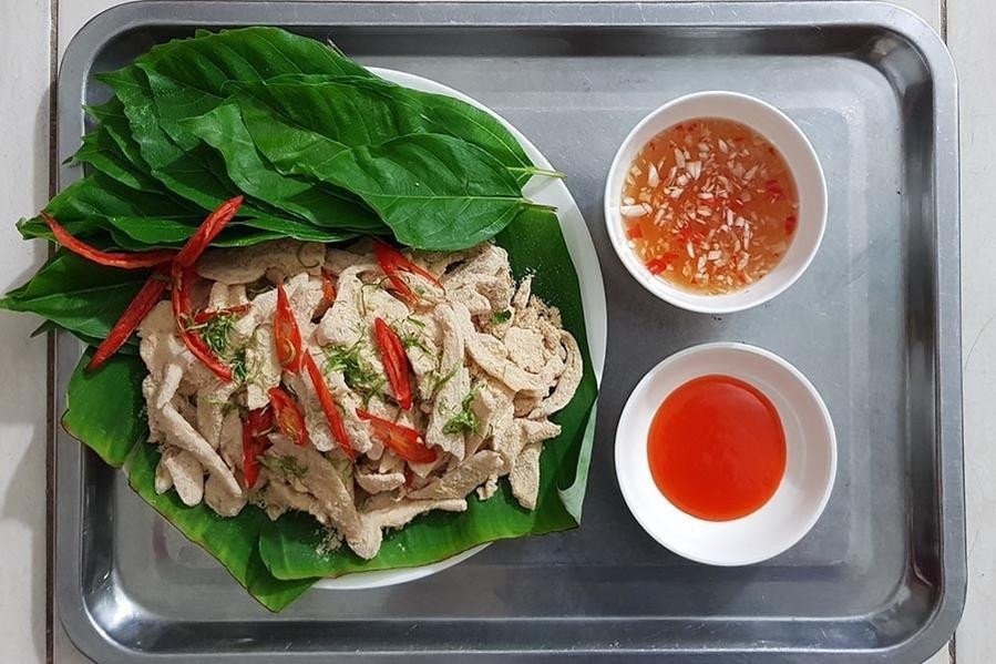 Món nem thính tai heo trộn đều với thính và gia vị, sẵn sàng thưởng thức