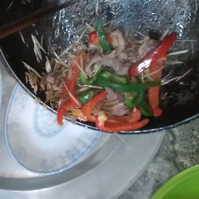 Món ngan xào sả ớt đang xào trong chảo
