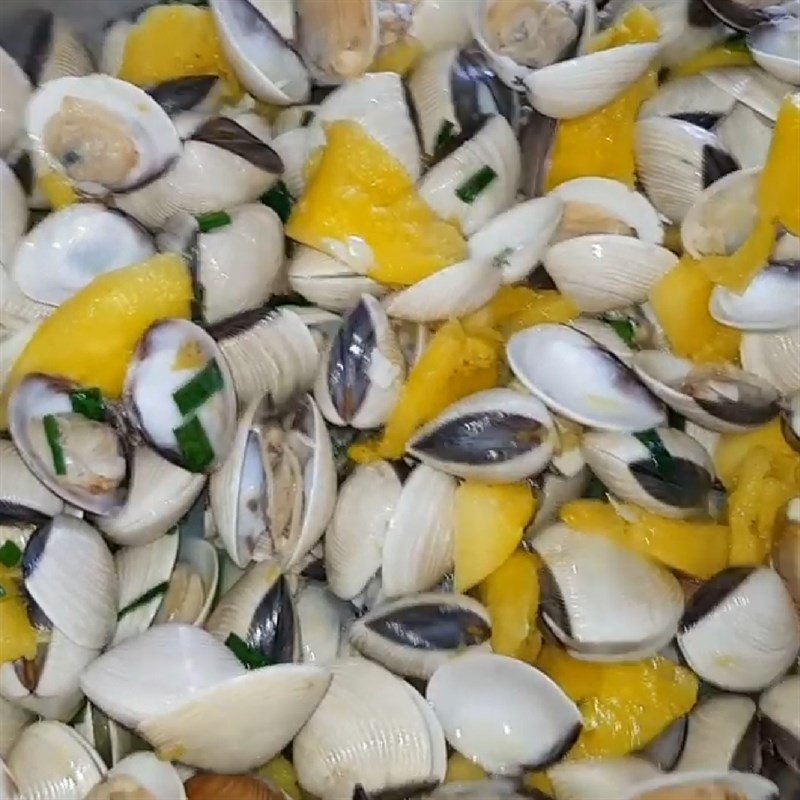 Món ngao xào dứa hoàn chỉnh trên đĩa