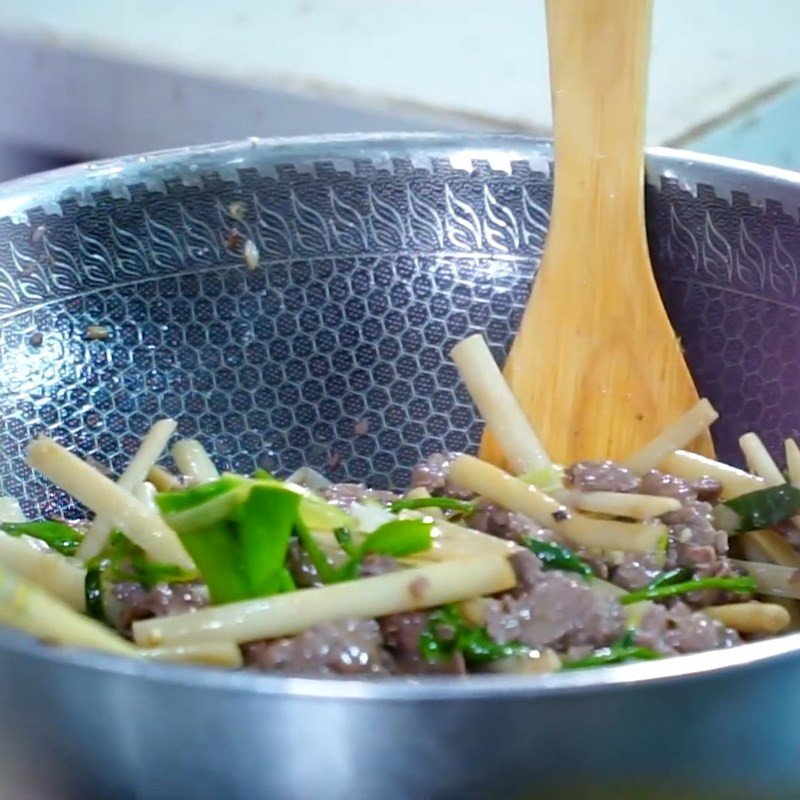 Món ngó sen xào thịt bò thơm ngon đã sẵn sàng để bày ra đĩa