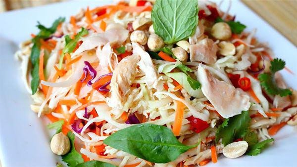 Món nộm thịt gà hành tây thanh mát cho bữa ăn
