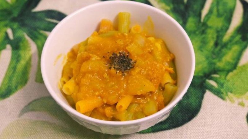 Món nui nấu bí đỏ thơm ngon, bổ dưỡng, kết hợp giữa tinh bột và rau củ giàu vitamin, giúp kiểm soát calo