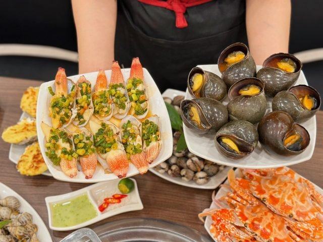 Món ốc bươu đen xào hấp dẫn trên bàn tiệc, một lựa chọn ngon miệng