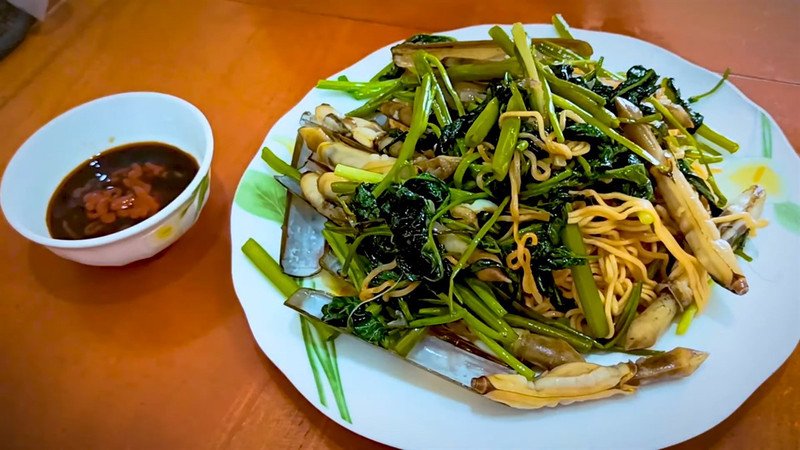 Món ốc móng tay xào hấp dẫn nhưng cần kiểm soát lượng calo để tránh tăng cân.