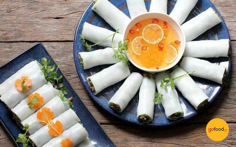 Món phở cuốn thịt bò Ngũ Xã truyền thống với các cuộn đều đặn