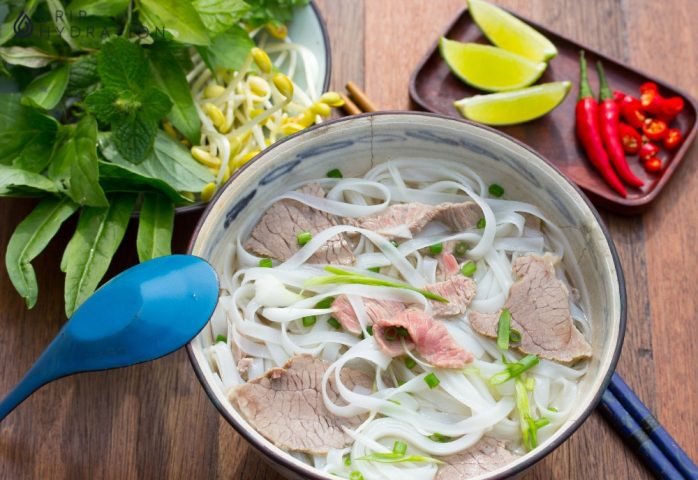 Món phở truyền thống Việt Nam với bánh phở, thịt bò và rau thơm tươi ngon, chứa các thành phần dinh dưỡng quan trọng.