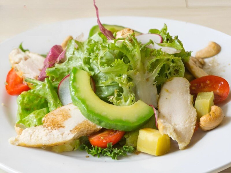 Món salad bơ ức gà low-carb đầy đủ dinh dưỡng, giúp kiểm soát lượng calo