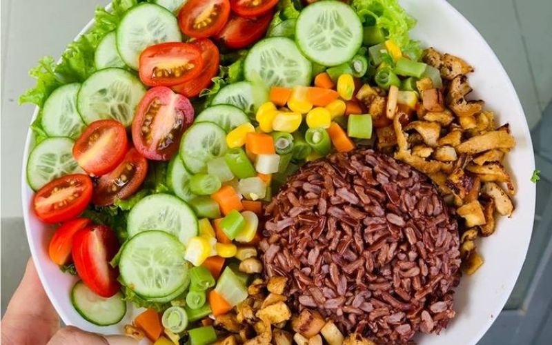 Món salad cơm gạo lứt đỏ thanh mát, tốt cho người ăn kiêng