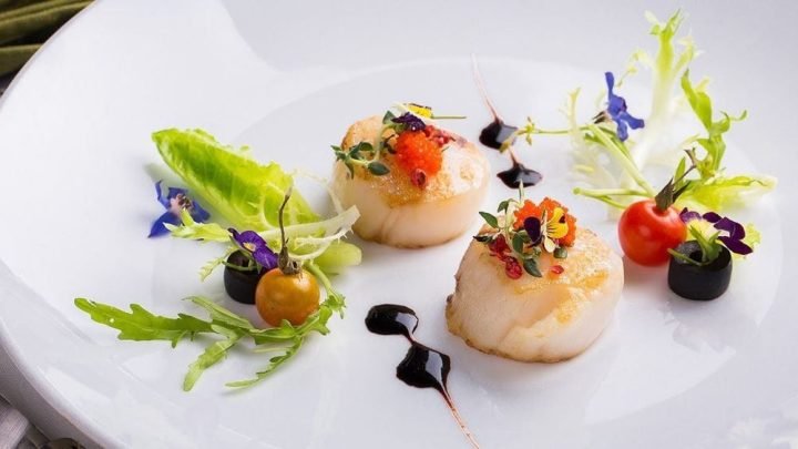 Món Salad Orzo thanh mát với sò điệp áp chảo thơm lừng, bổ dưỡng, là lựa chọn tuyệt vời cho bữa ăn lành mạnh và kiểm soát sò điệp bao nhiêu calo.