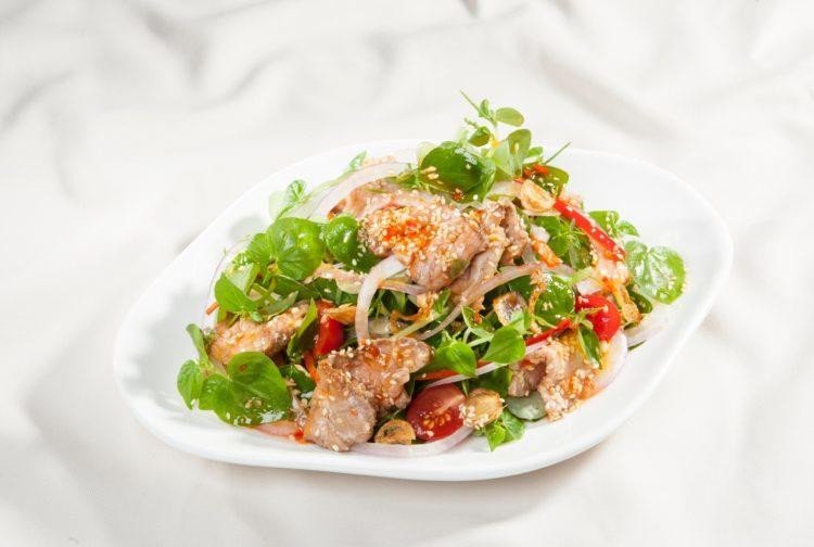 Món salad rau càng cua trộn thịt bò chua ngọt, giòn mát