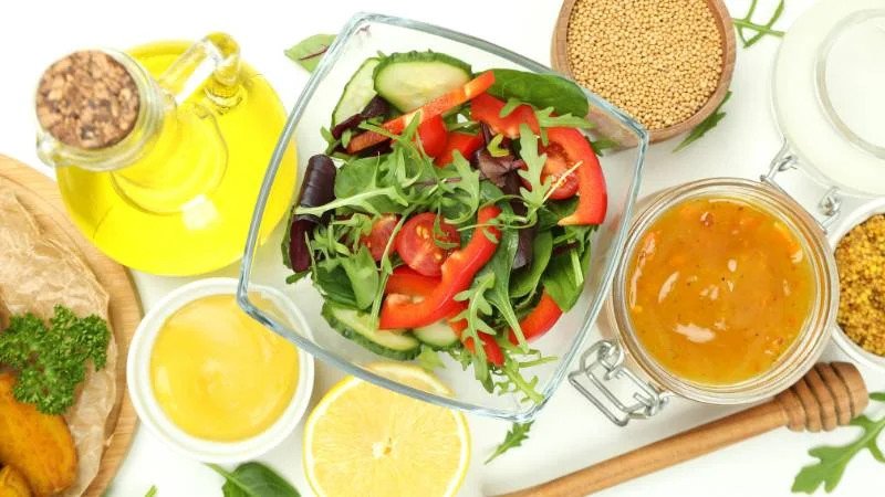 Món salad tươi ngon được rưới dầu mè làm sốt salad bổ dưỡng
