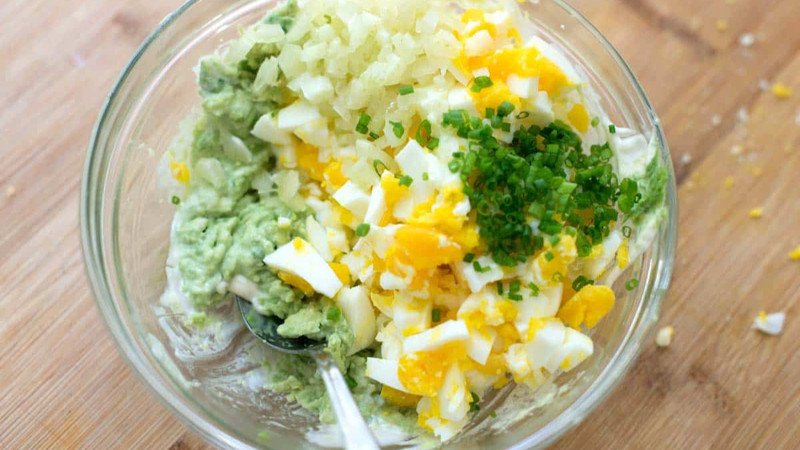 Món salad tươi ngon với trứng gà hấp cắt lát, rau xanh và cà chua bi.