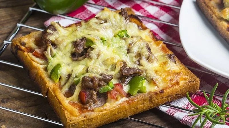 Món sandwich làm từ bánh khoai tây gạo lứt kết hợp rau củ tươi, lựa chọn tuyệt vời cho bữa ăn lành mạnh và biết rõ bánh sandwich khoai tây gạo lứt bao nhiêu calo.