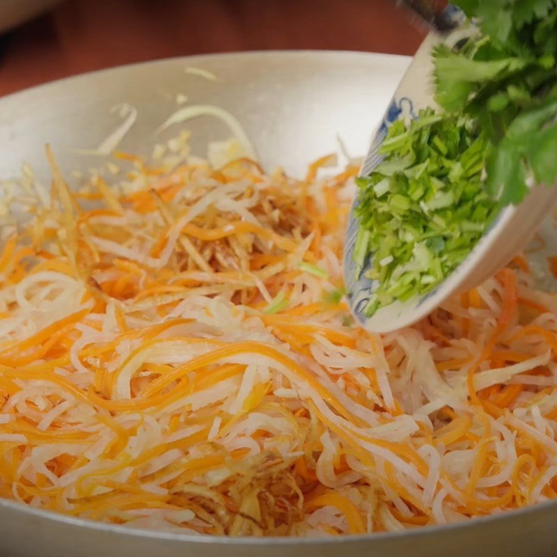 Món su hào xào mực khô đang được đảo đều trên chảo, tỏa hương thơm lừng