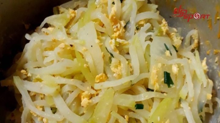 Món su hào xào trứng thơm ngon, cung cấp lượng calo vừa phải cho bữa ăn dinh dưỡng.