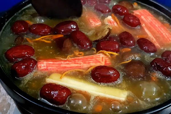 Món súp bào ngư táo đỏ bổ dưỡng với màu sắc bắt mắt.