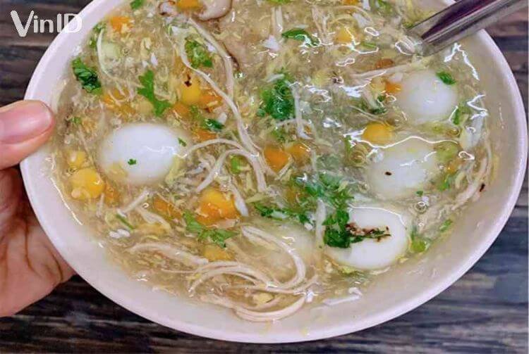 Món súp hải sản trứng cút nóng hổi, thơm ngon