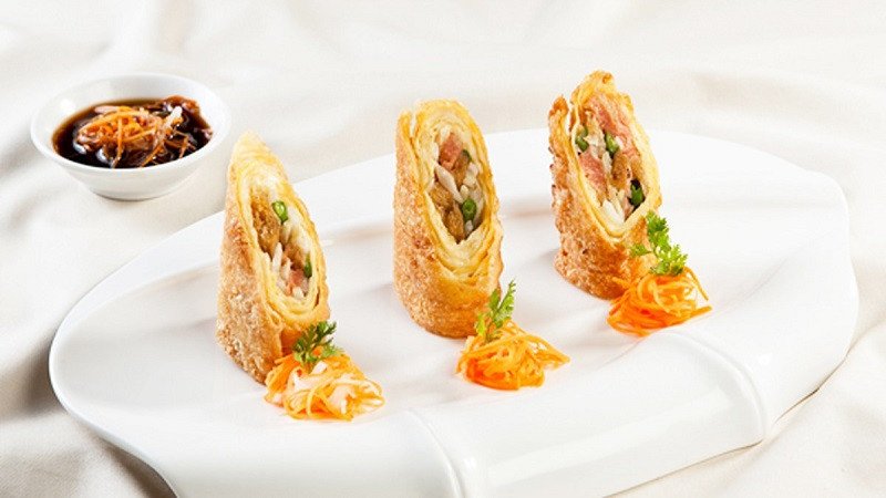 Món tàu hủ ky cuộn rau củ chiên giòn rụm