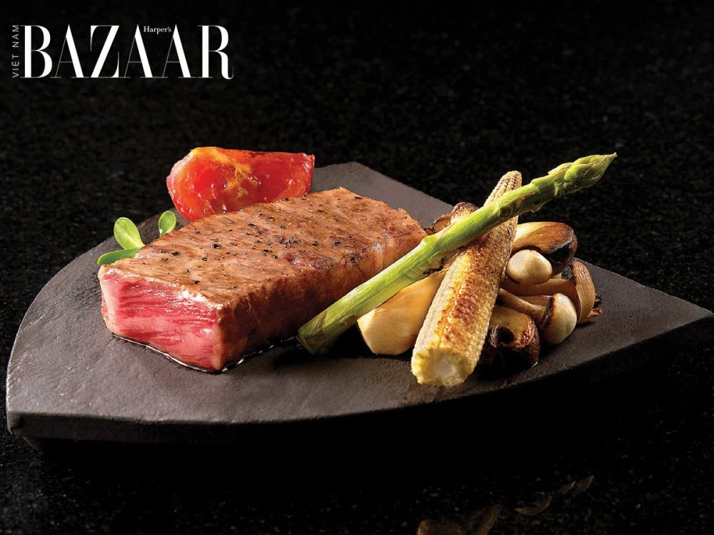 Món thịt bò được chế biến trên bếp teppanyaki, gợi ý về các trường hợp cần hạn chế