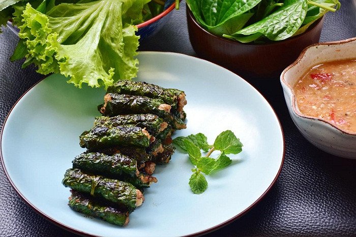 Món thịt bò nướng lá lốt vàng ươm, thơm lừng sau khi nướng bằng nồi chiên không dầu