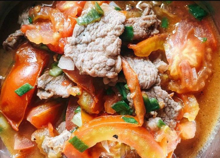 Món thịt bò xào cà chua đã hoàn thành, màu sắc đẹp mắt.