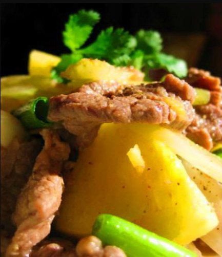 Món thịt bò xào dứa chua ngọt, thơm ngon hấp dẫn.