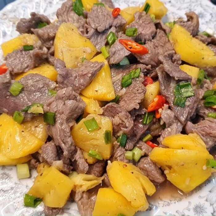 Món thịt bò xào dứa đã hoàn thành trên chảo