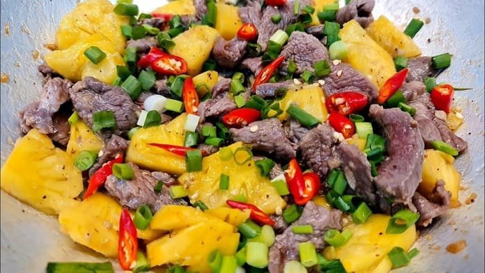 Bí Quyết Cách Xào Thịt Bò Với Dứa Mềm Ngon Hấp Dẫn Món thịt bò xào dứa với màu sắc hấp dẫn