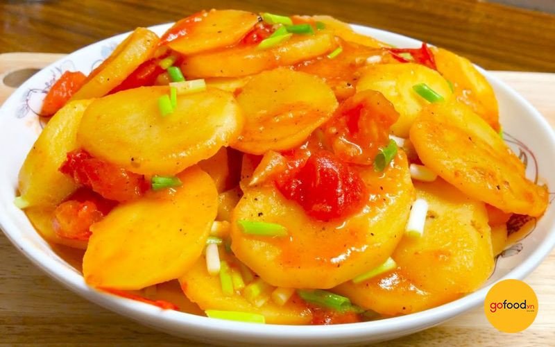 Món thịt bò xào khoai tây cà chua hấp dẫn, màu sắc tươi tắn