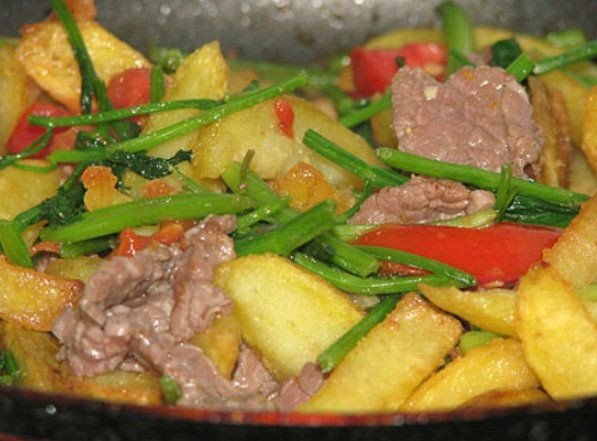 Món thịt bò xào khoai tây nóng hổi, được nhiều người yêu thích.