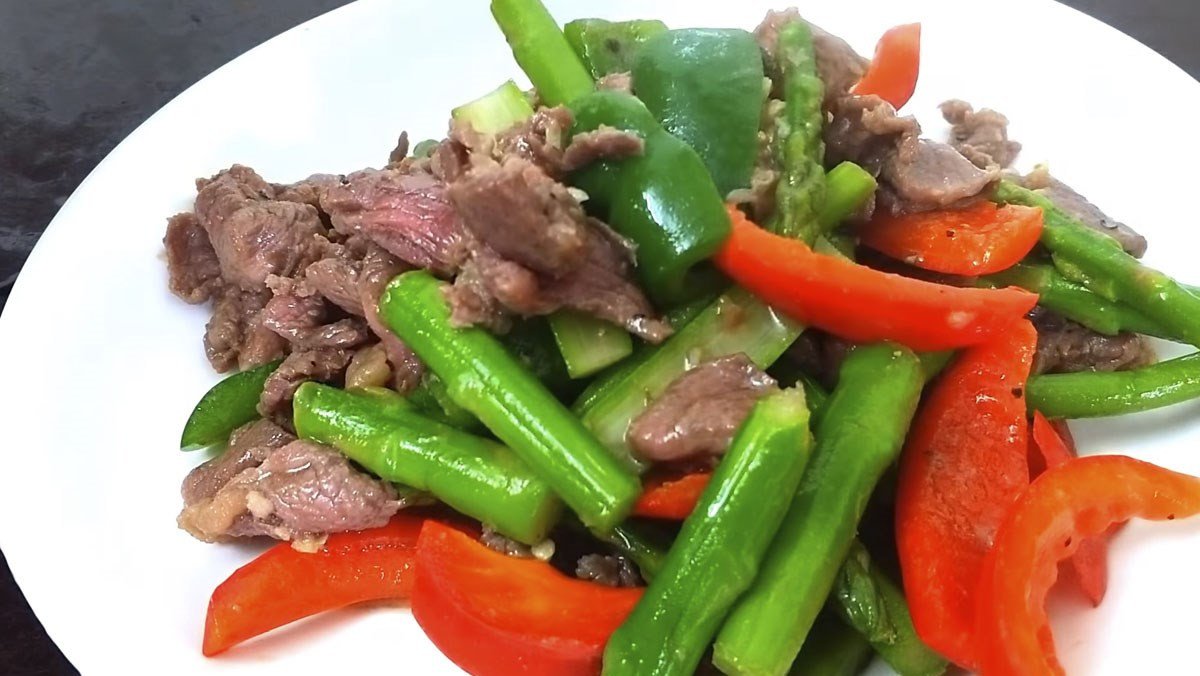 Món thịt bò xào măng tây ớt chuông đậm đà hương vị