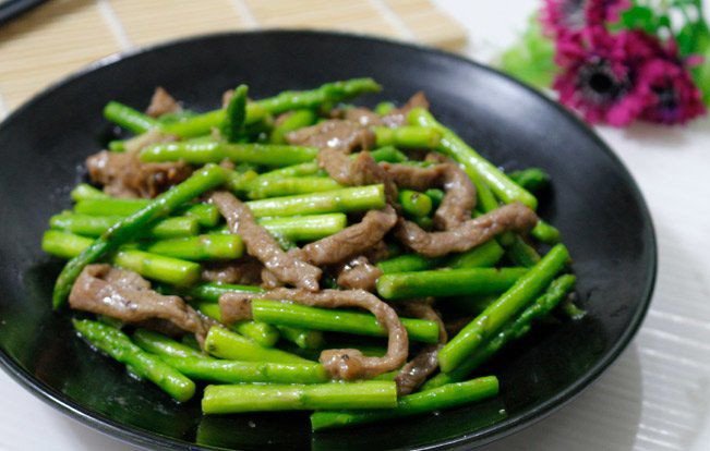 Món thịt bò xào măng tây xanh đẹp mắt, hấp dẫn.
